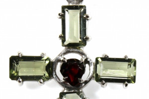 Pendant with faceted moldavites and pyrope (Czech garnet), small cross, silver Ag 925, made in the Czech Republic, unisex pendant, quality work of a Czech goldsmith