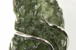 Moldavite pendant 2.47 grams in a silver cage (Ag 925), made in the Czech Republic, quality handmade, unisex pendant