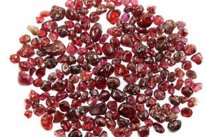 Indian garnet, red color, price for 10 grams, approx 3 - 6 mm, mini tumbled stone