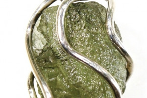 Moldavite pendant 1.19 grams in a silver cage (Ag 925), made in the Czech Republic, quality handmade, unisex pendant