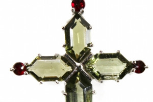 Pendant with faceted moldavites and pyropes (Czech garnet), small cross, silver Ag 925, made in the Czech Republic, unisex pendant, quality work of a Czech goldsmith