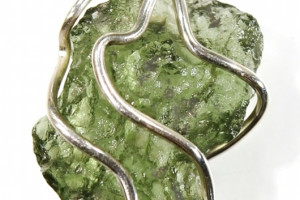 Moldavite pendant 1.3 grams in a silver cage (Ag 925), made in the Czech Republic, quality handmade, unisex pendant