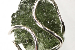 Moldavite pendant 1.33 grams in a silver cage (Ag 925), made in the Czech Republic, quality handmade, unisex pendant