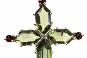 Pendant with faceted moldavites and pyropes (Czech garnet), small cross, silver Ag 925, made in the Czech Republic, unisex pendant, quality work of a Czech goldsmith