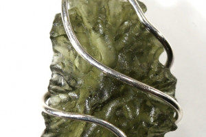 Moldavite pendant 1.67 grams in a silver cage (Ag 925), made in the Czech Republic, quality handmade, unisex pendant