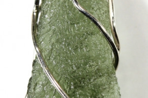Moldavite pendant 2.65 grams in a silver cage (Ag 925), made in the Czech Republic, quality handmade, unisex pendant