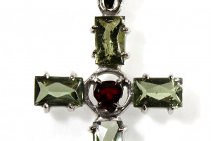 Pendant with faceted moldavites and pyrope (Czech garnet), small cross, silver Ag 925, made in the Czech Republic, unisex pendant, quality work of a Czech goldsmith